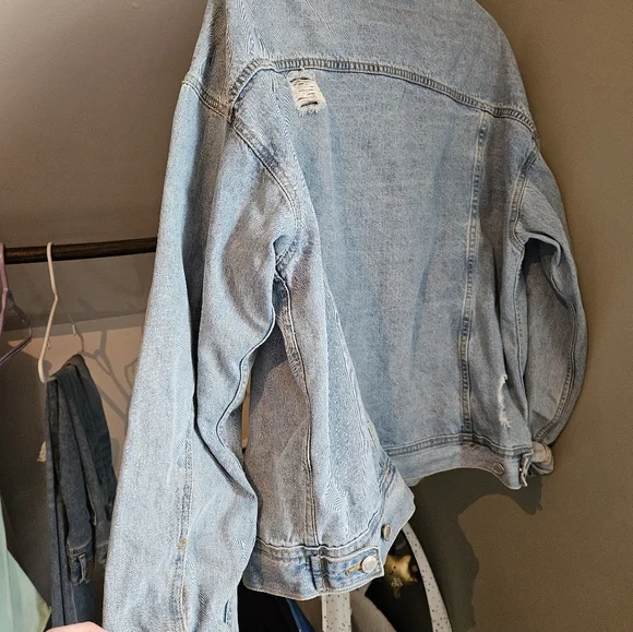 Distressed jean jacket - Picture 4 of 5
